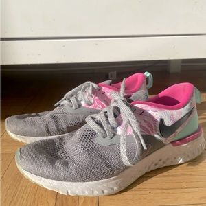 Nike Odyssey React 2 Flyknit Womens Size US 7.5 Athletic Running Shoes Gray/Pink